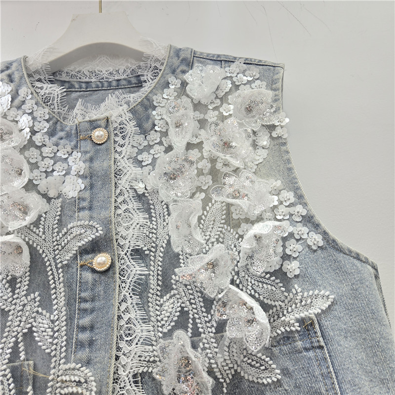 A principios de primavera, tierna sensación de diseño de moda de flores de encaje, chaleco de vaquín, chaqueta de adelgazamiento, blusa