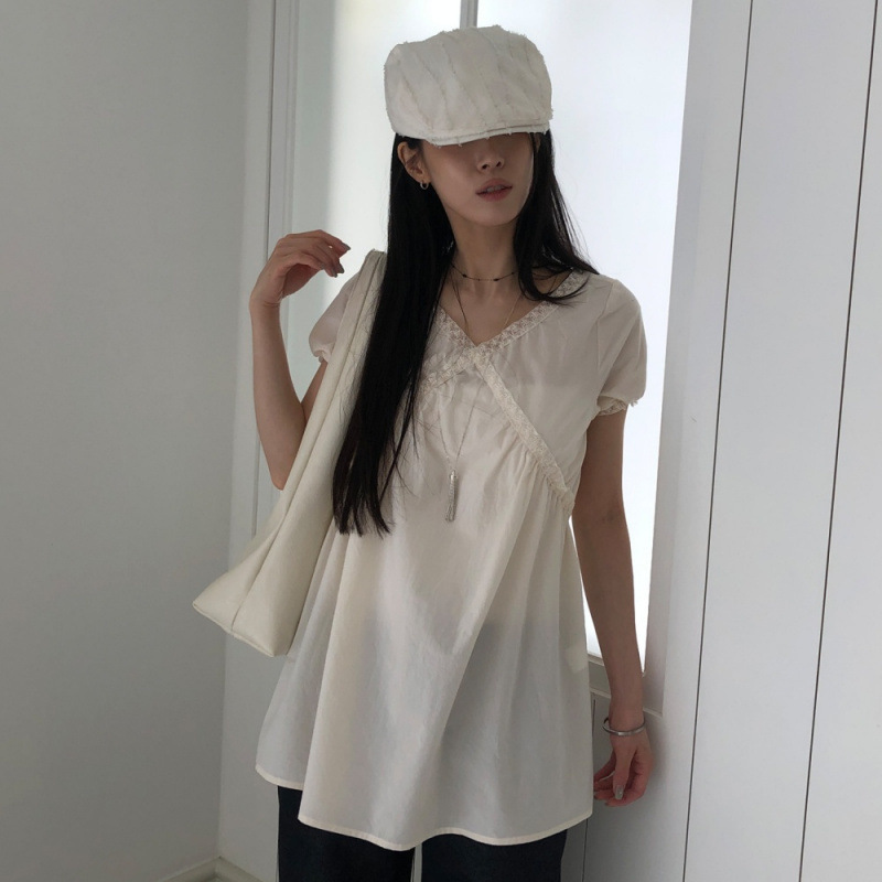 Shipped Now: Korean French-Style Vintage Chic Niche Design Cross Lace V-Neck Puff Sleeve Blouse Shipped Now: Korean French-Style Vintage Chic Niche Design Cross Lace V-Neck Puff Sleeve Blouse