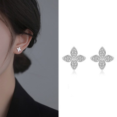 女性用フルダイヤモンド四つ葉のクローバーイヤリング、甘い花のジルコンイヤリング、ファッショナブルで斬新な気質、多用途イヤリング 2025 新しいスタイル