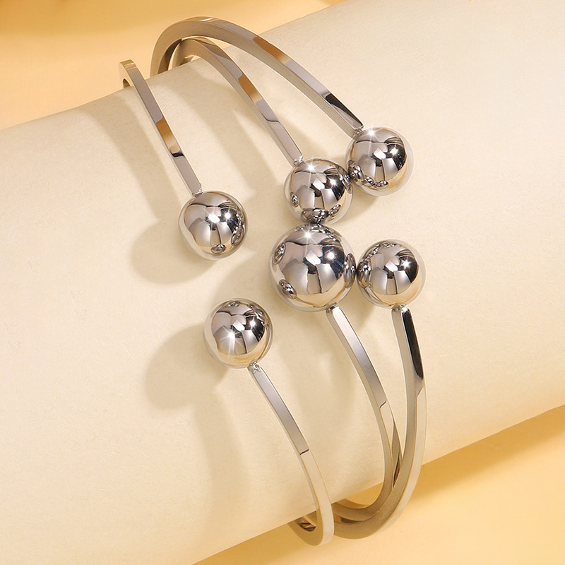 Brazalete de acero de titanio abertura esfera simétrica temperamento femenino versátil diseño de personalidad de alta calidad brazalete de acero de titanio no se desvanece