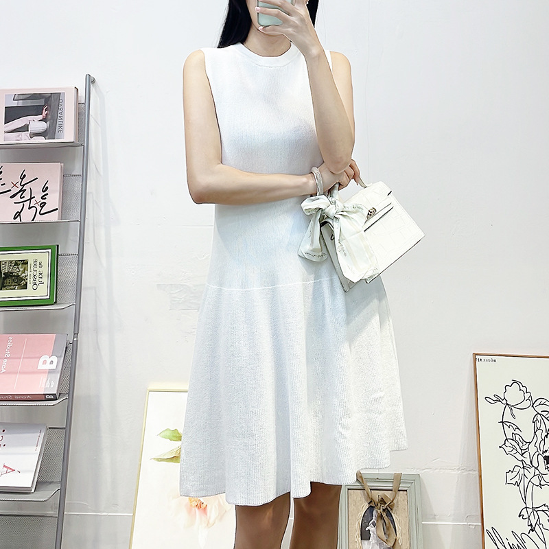 Summer fashionable white elegant dress sleevless with a round collar