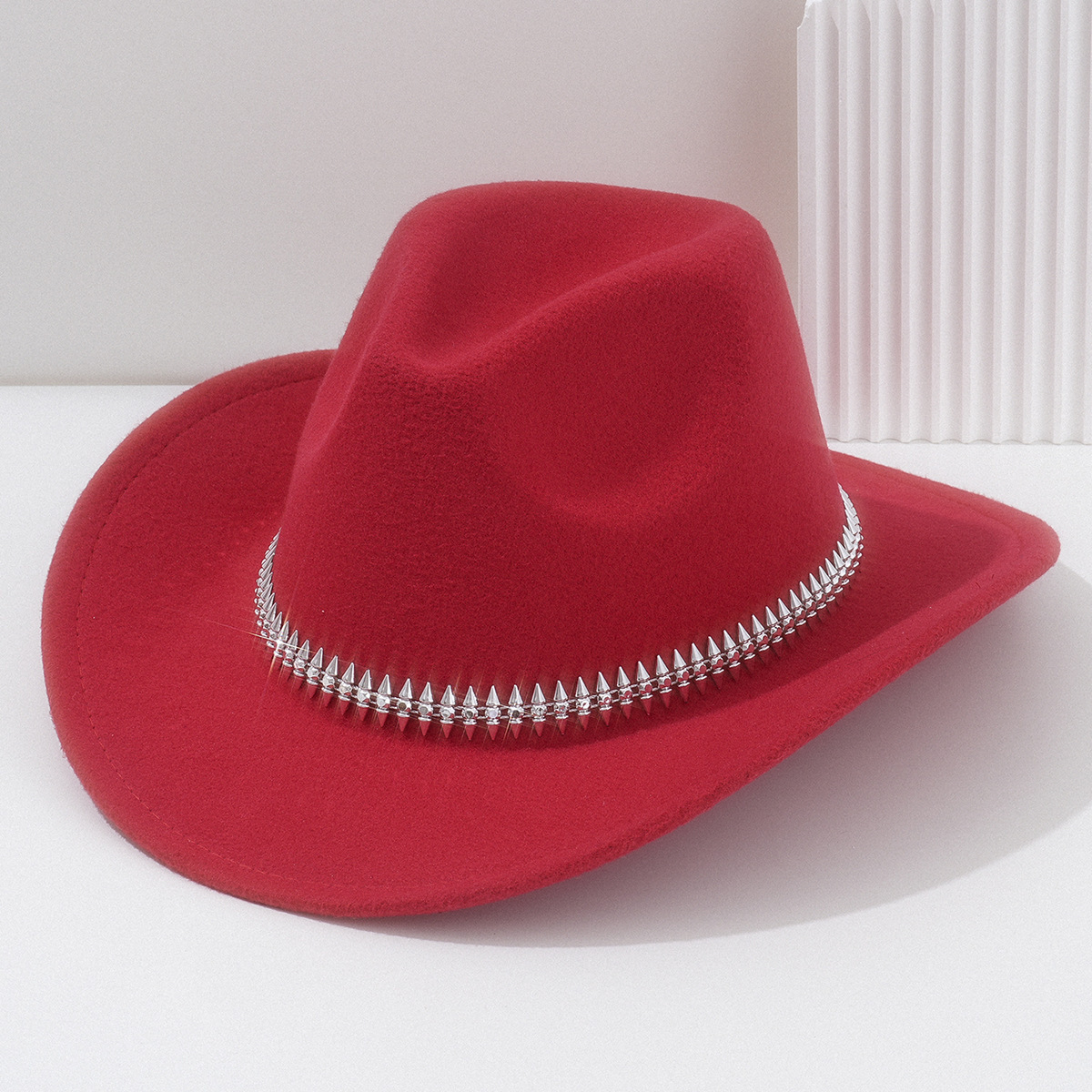 Cappello da cowboy in feltro bianco da donna con borchie a spina di pesce, accessorio trendy per feste, spettacoli di moto e fotografia._voghion.com