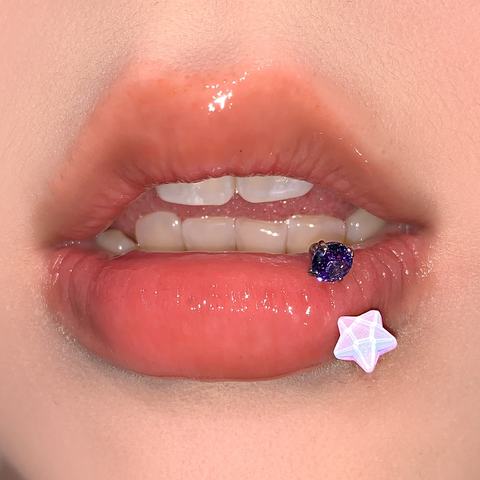 16G labret stud size and finish detail