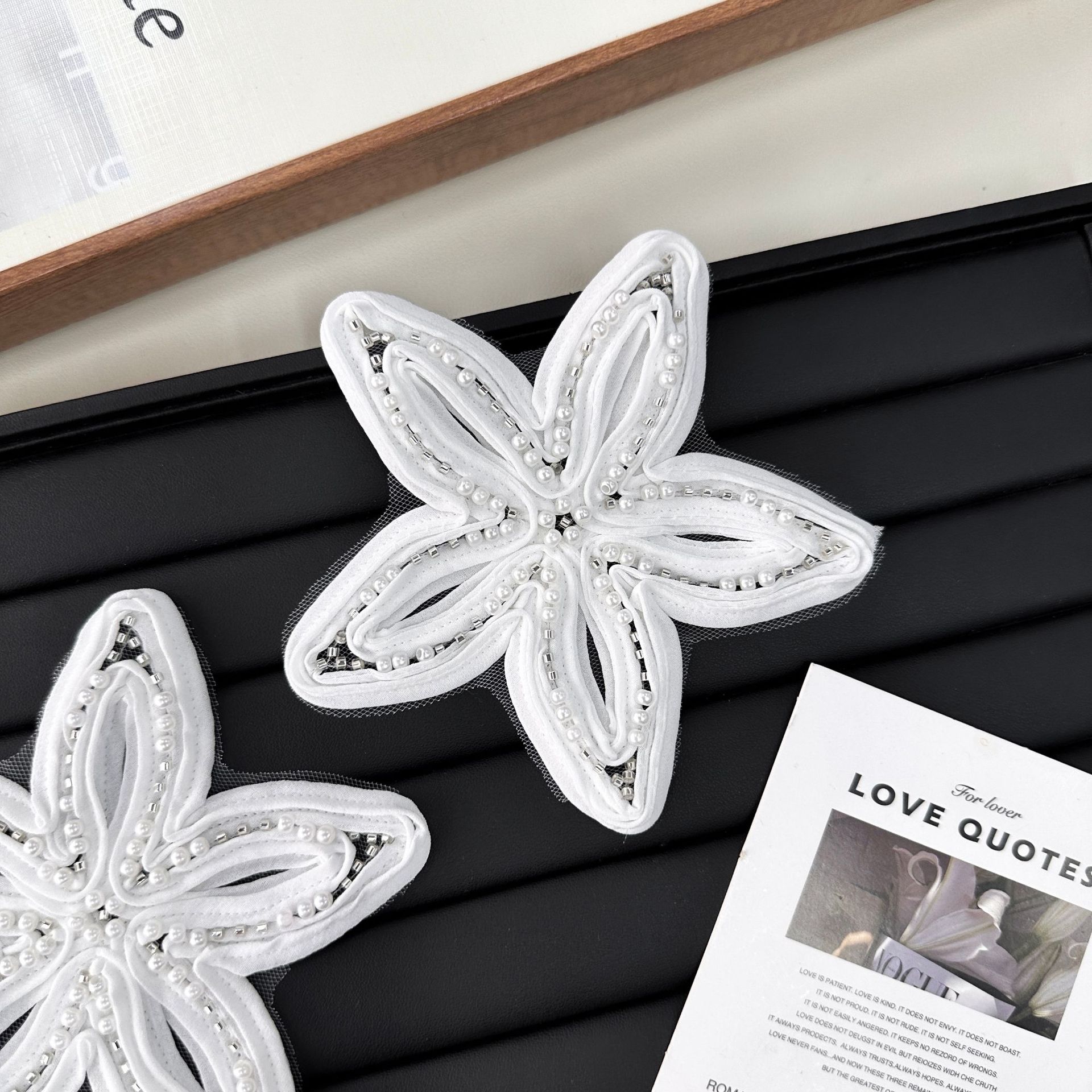 Adhesivos de tela de flores blancas con bordes de perlas, exquisitos accesorios de decoración de ropa tridimensional, bolsos de ropa, zapatos, sombreros, sombreros, accesorios creativos