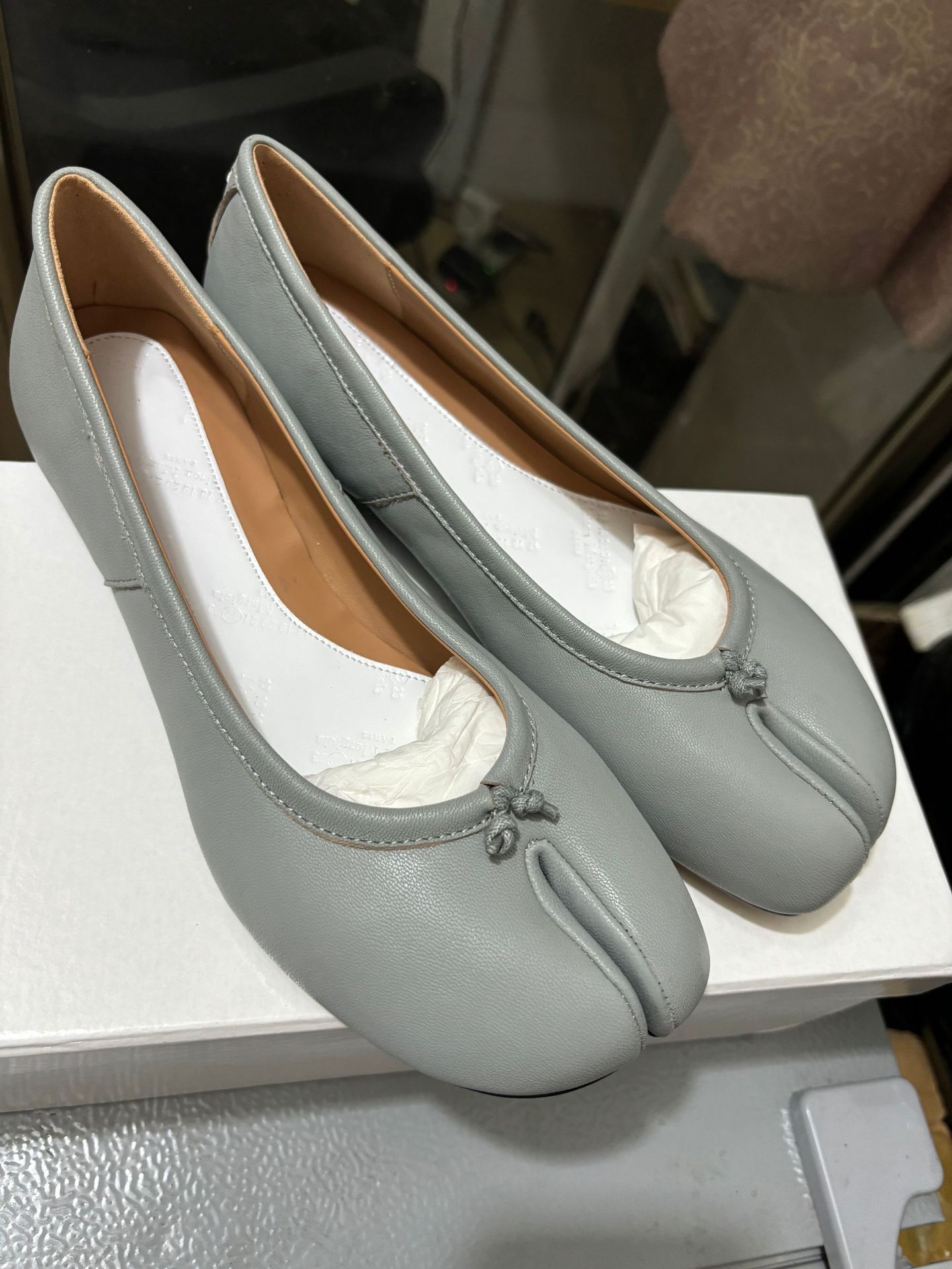 Gray flat bottom without wrinkles