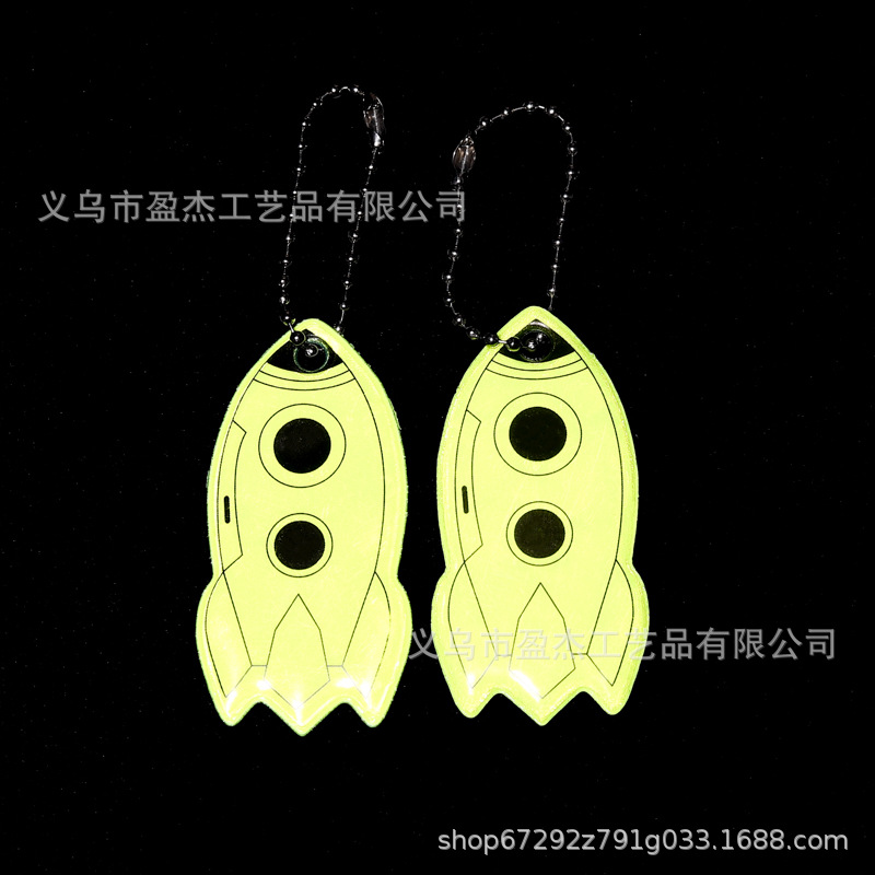 Factoria directa de colgantes reflectantes en forma de cohetes de llaveros nocturnos material de PVC colgantes de seguridad creativos de luz nocturna