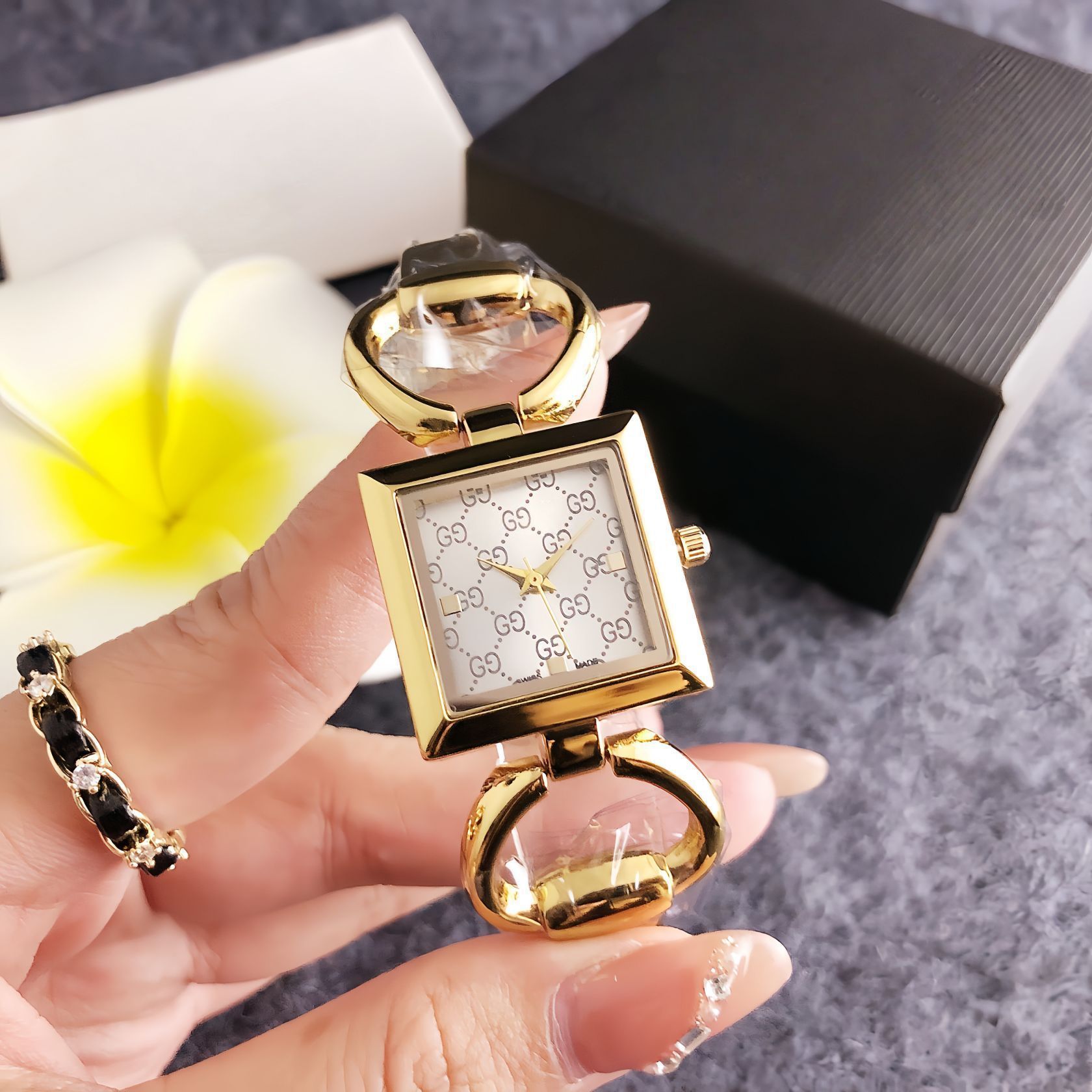 Watch with Diamonds, Gold Retro Watch, Fashionable Bracelet, Square New Style, Accessible Luxury Ladies Ins Elegant Quartz Watch