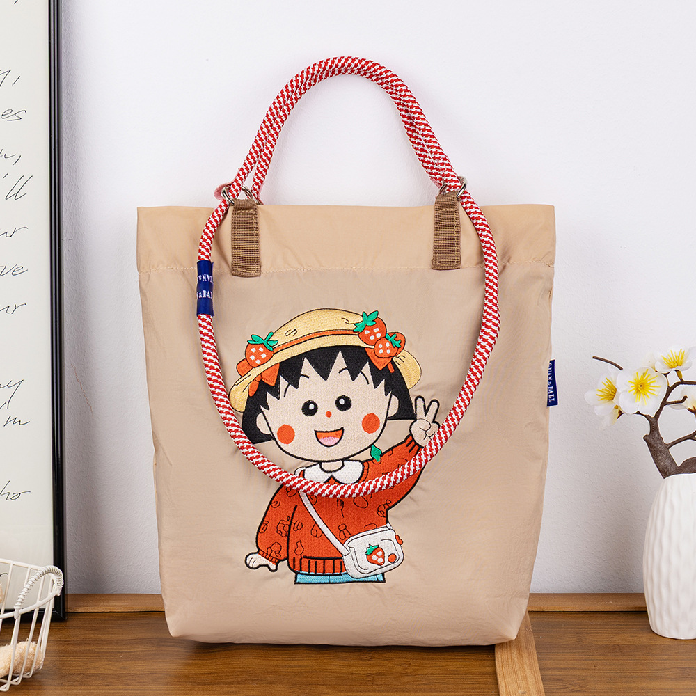 베이지색 딸기볼