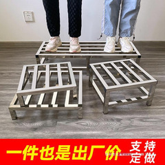 今はステンレスの棚を作って、物を棚に置いて、ブラケットを高くします。