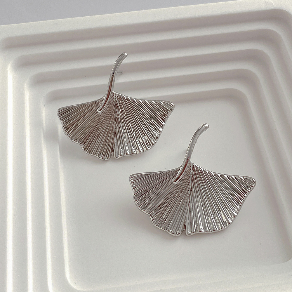 Retro Solid Color Ginkgo Leaf Copper Plating Earrings 1 Pair