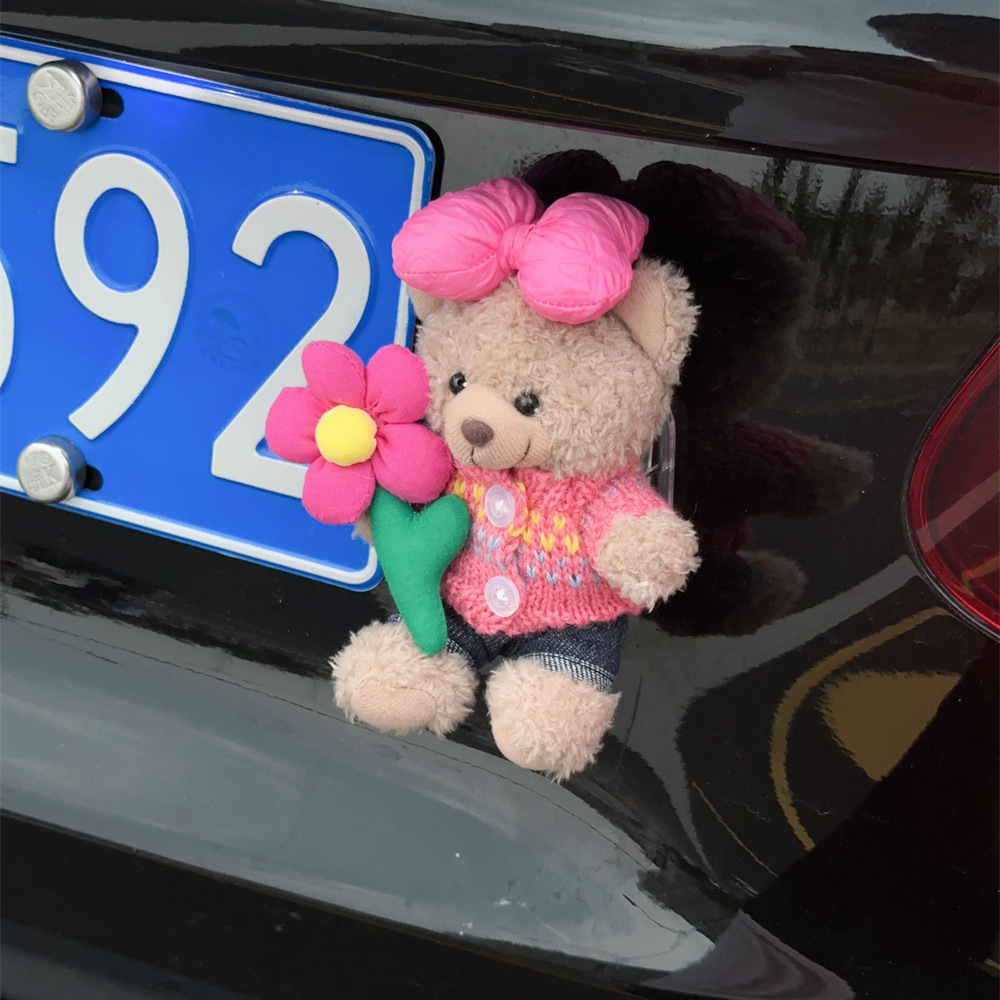 Colgante de coche Colgante trasero Dibujos animados lindo oso trasero trasero muñeca adorno pegatina baúl fuera del coche muñeca