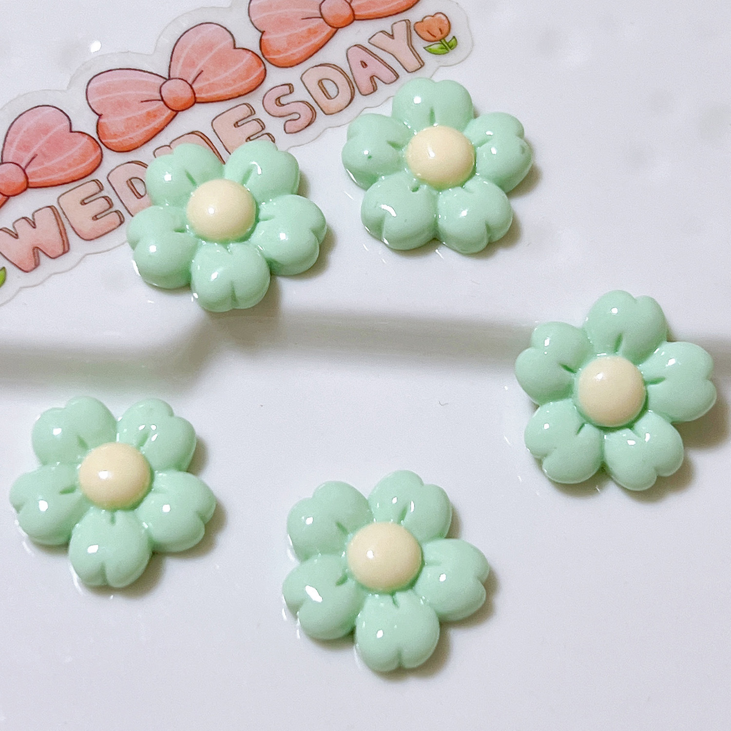 Accesorios de joyería de resina DIY caliente al por mayor brillante flor de cerezo jalea color accesorios para el cabello hecho a mano crema pegamento materiales hechos a mano