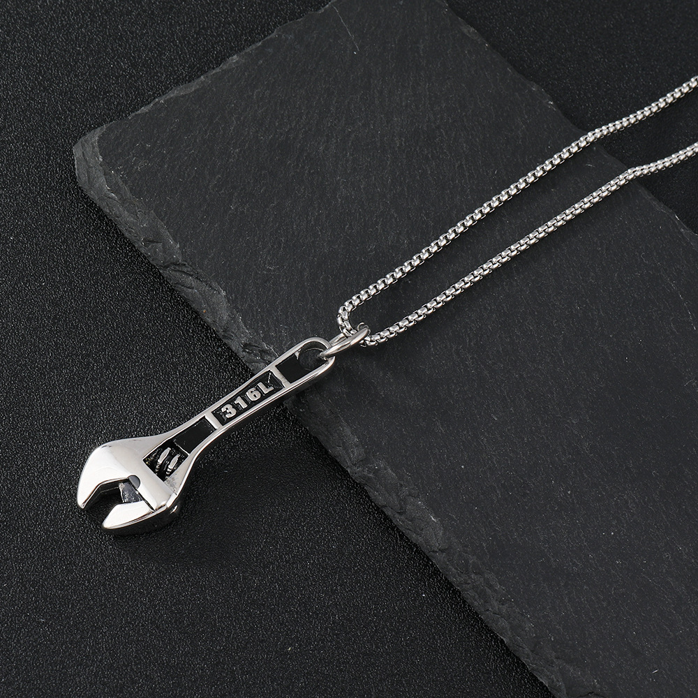 Collana con pendente a forma di chiave inglese personalizzata_voghion.com