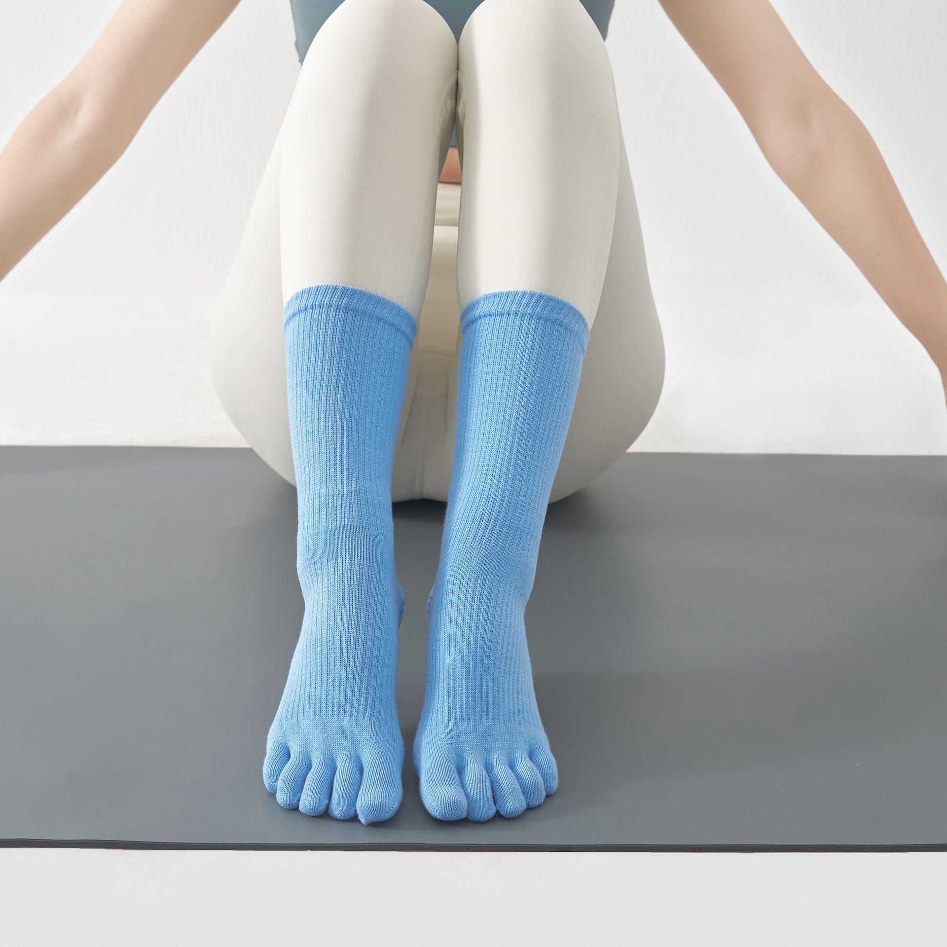 thumbnail image 1 of Calcetines de algodón antideslizantes de media pantorrilla para comercio exterior, calcetines de yoga, calcetines de presión profesionales de caña alta, calcetines deportivos para Pilates, 1 of 6