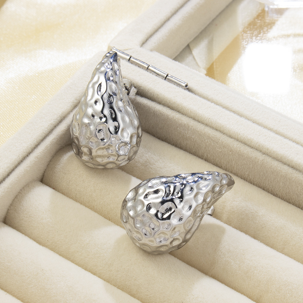 Diseño de gama alta sentido 18K oro Acero inoxidable gota de agua patrón martillo hueso de la oreja ins moda femenina pendientes geométricos europeos y americanos a juego