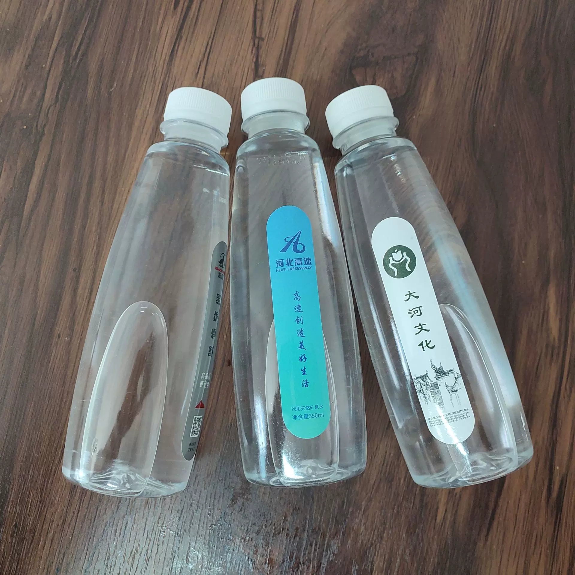 矿泉水定制logo小瓶装企业结婚礼宣传饮用纯净水350ml整箱批发