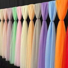 結婚式の椅子の背もたれの装飾の糸のスイスの糸の手すりの背景はカーテンの高密度の欧根の糸を飾ります。