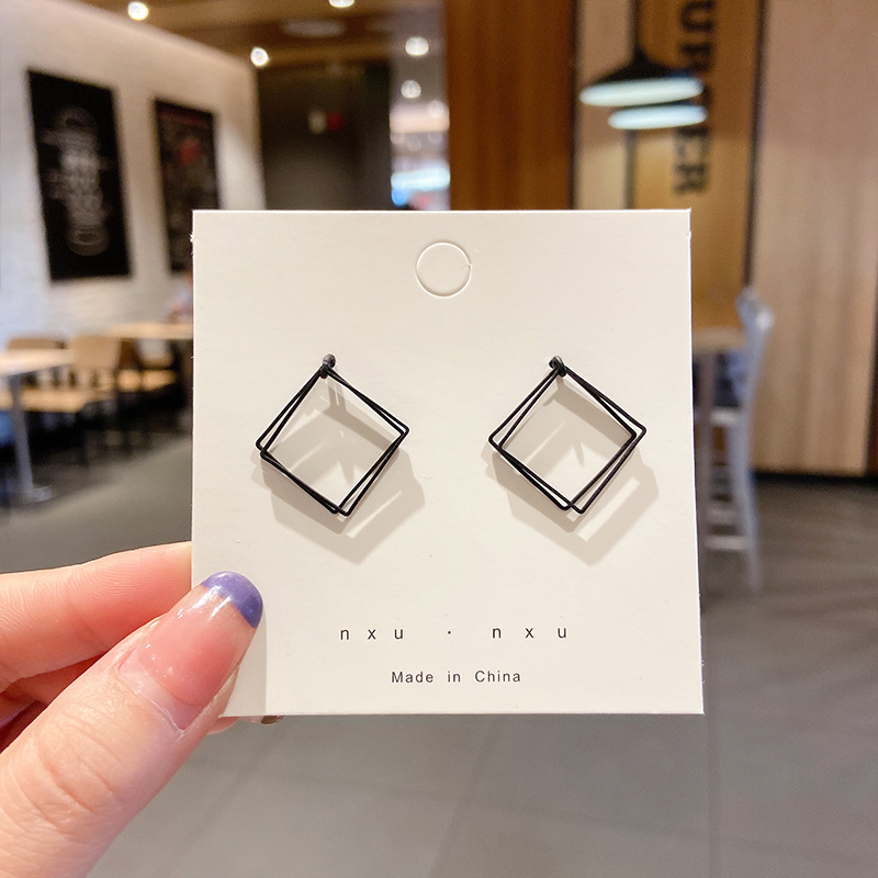 Pendientes transfronterizos, pendientes de metal de alta calidad, pendientes de 2025 nuevos pernos de moda, temperamento ligero y lujoso, pendientes de atmósfera