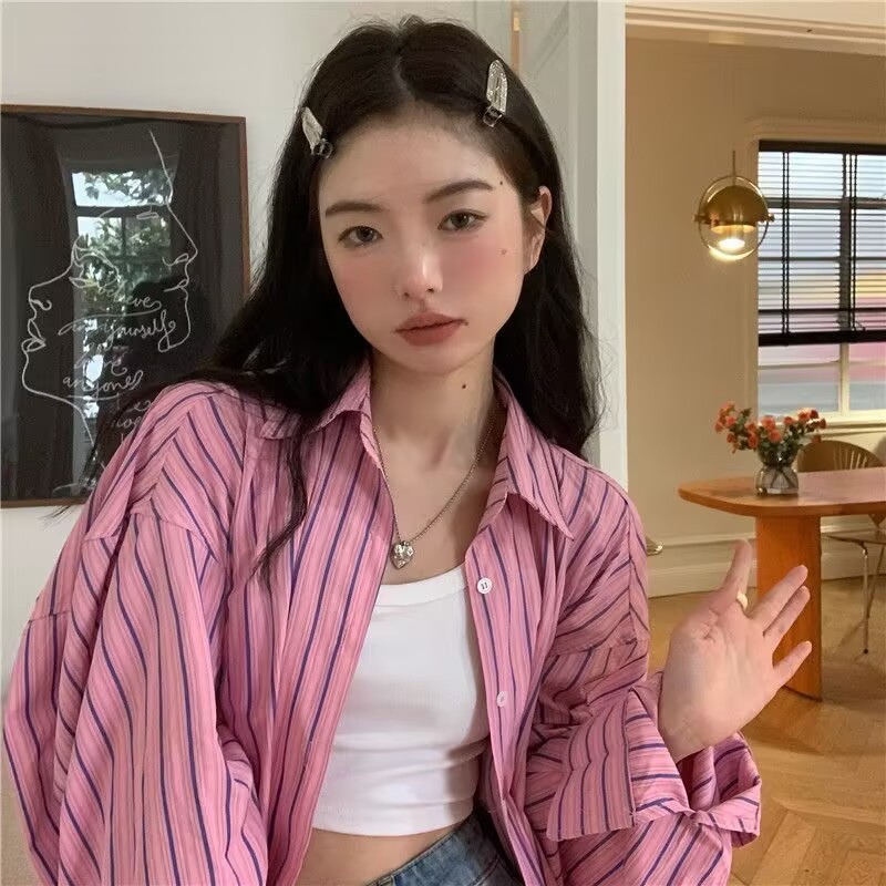 フランスの春秋のゆったりした大きい版のピンクのシャツの縦縞のシャツの女性の中で長いタイプのoversizeの薄いタイプのコートの女性|undefined