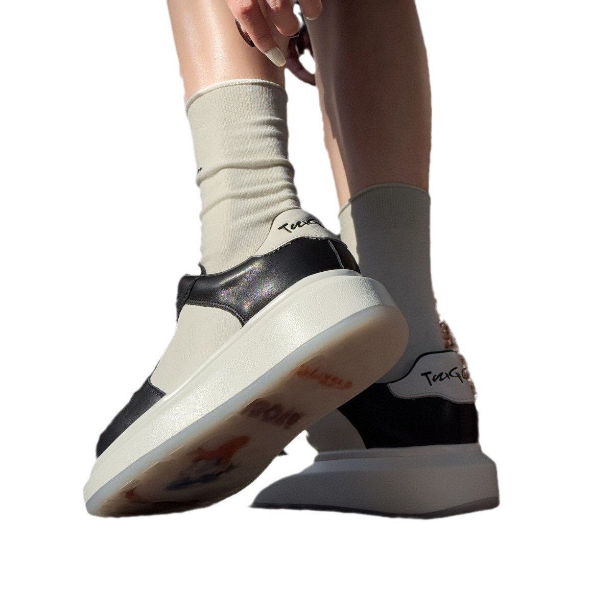 Giày sneaker nữ đế dày chunky trắng thoáng khí mùa hè 2024 — Màu trắng