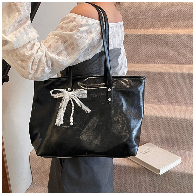 The 2025 summer new stylish and simple tote bag is a casual and trendy large-capacity tote bag with a niche design for women undefined