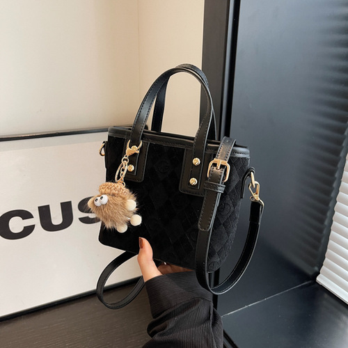 Fashionable and versatile portable bucket bag for women, new retro high-end shoulder bag, casual commuting crossbody bag