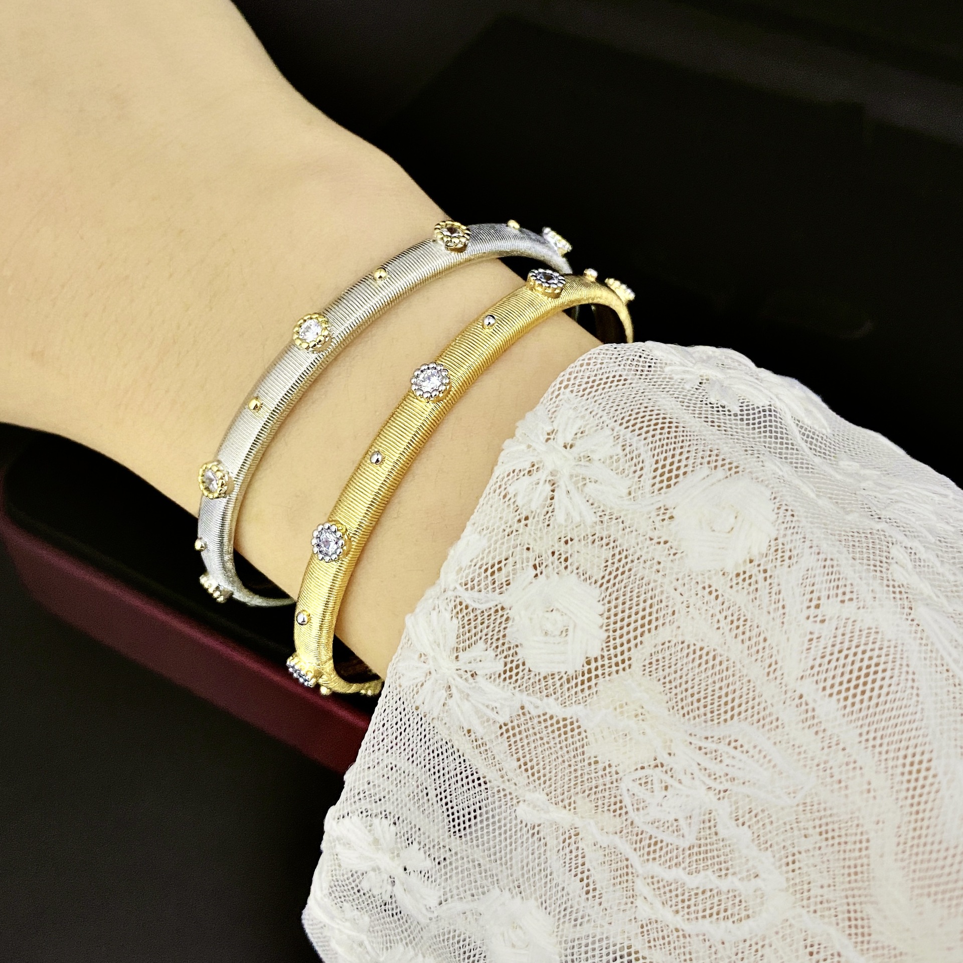 Bracciale in stile palazzo retrò, elegante e alla moda, con diamanti ad alto tenore di carbonio, placcato elettroliticamente in due colori, per donna, realizzato a mano in Italia_voghion.com