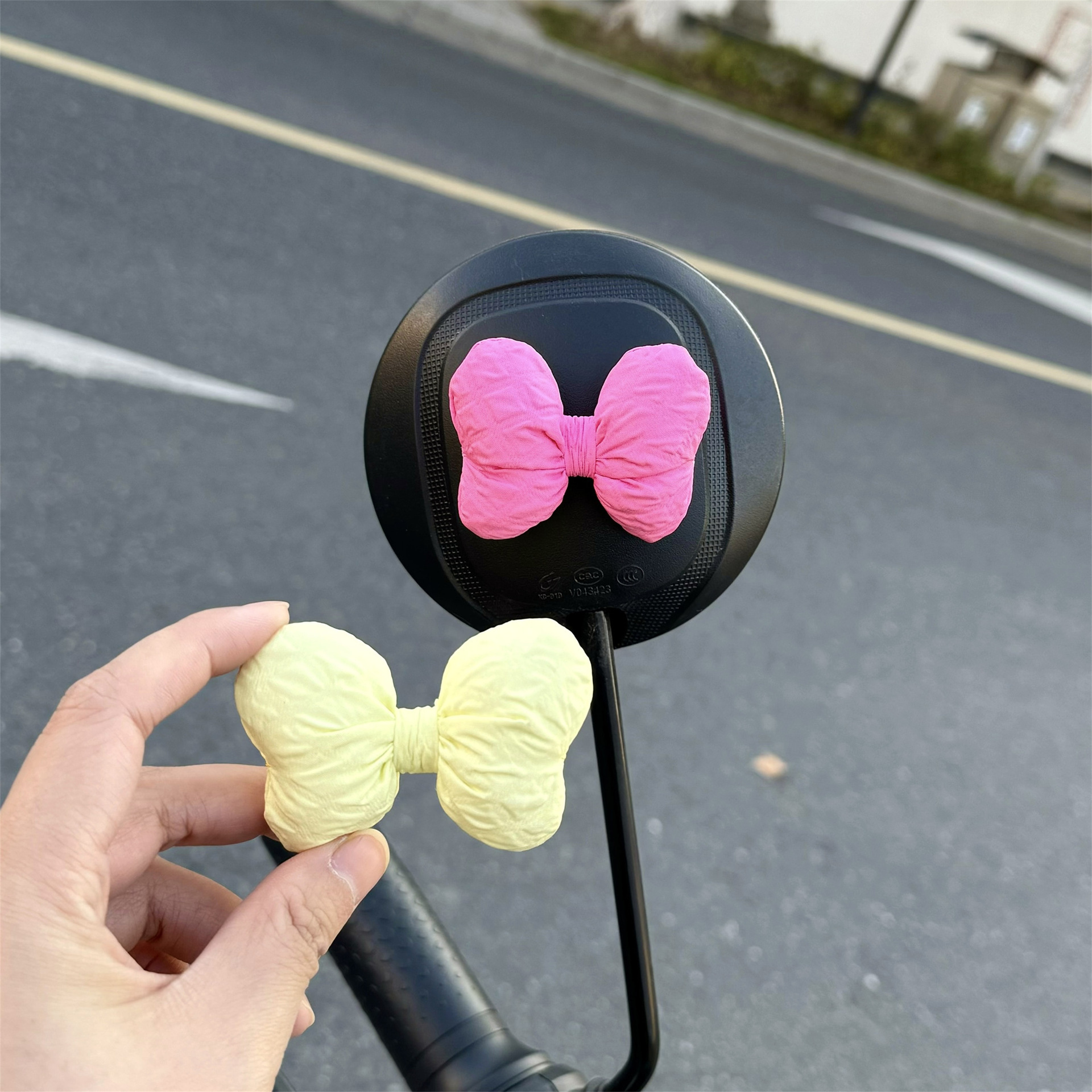 Decoraciones de espejo retrovisor con lazo, batería, accesorios de decoración de vehículos eléctricos, accesorios lindos para motocicletas y motocicletas 2024