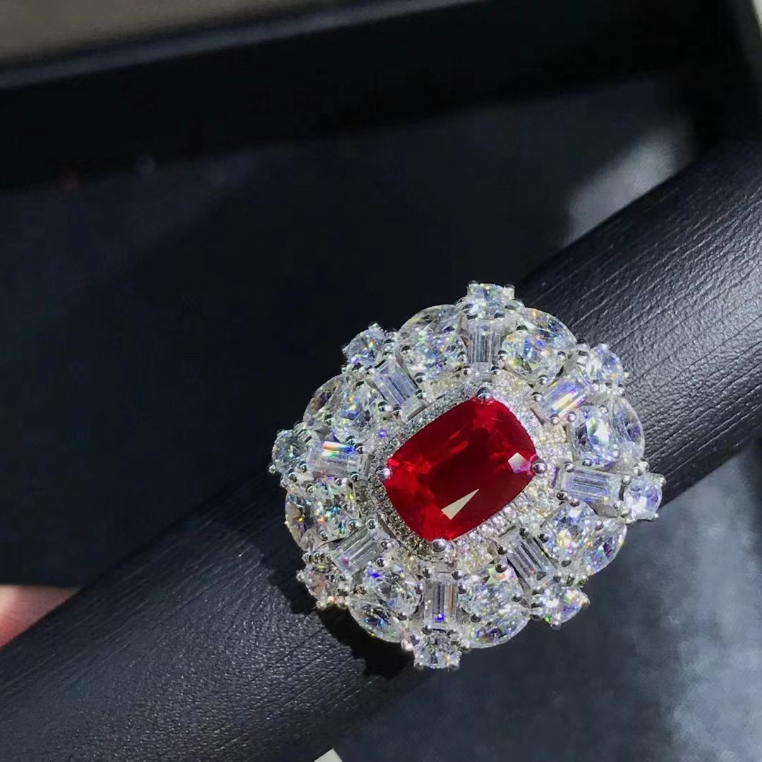 Anillo de rubí artificial de 2,3 quilates incrustado con material de diamante de alto carbono 9K y joyas de piedra Seiko Europa y América
