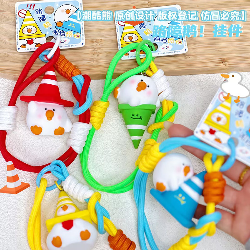 Super Heng original barricada ganso resina muñeca llavero colgante accesorios colgante bolso colgante bolso de estudiante