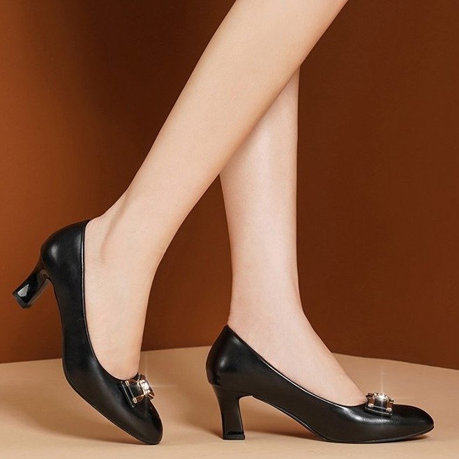 Zapatos de mujer de cuero suave de alta calidad 2024 primavera y otoño nuevos zapatos individuales de mujer de tacón medio tacón grueso zapatos de cuero casuales de todo fósforo