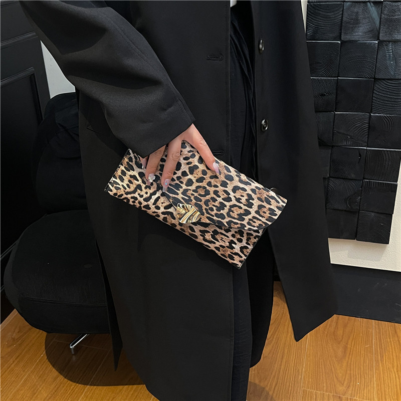 2025 otoño nuevo bolso de mano personalizado sobre bolso de mujer bolso de mano impresión leopardo personalidad moda temperamento bolsa de cena