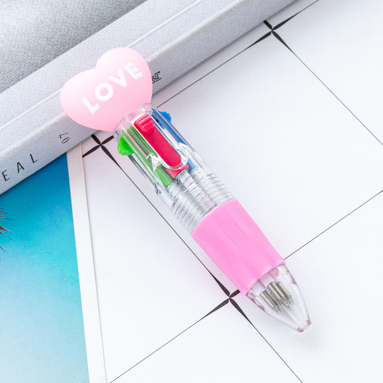 Mini bolígrafo de plástico de cuatro colores dibujos animados amor bolígrafo de marca clave bolígrafo estudiantes cuatro en uno bolígrafo de contabilidad manual