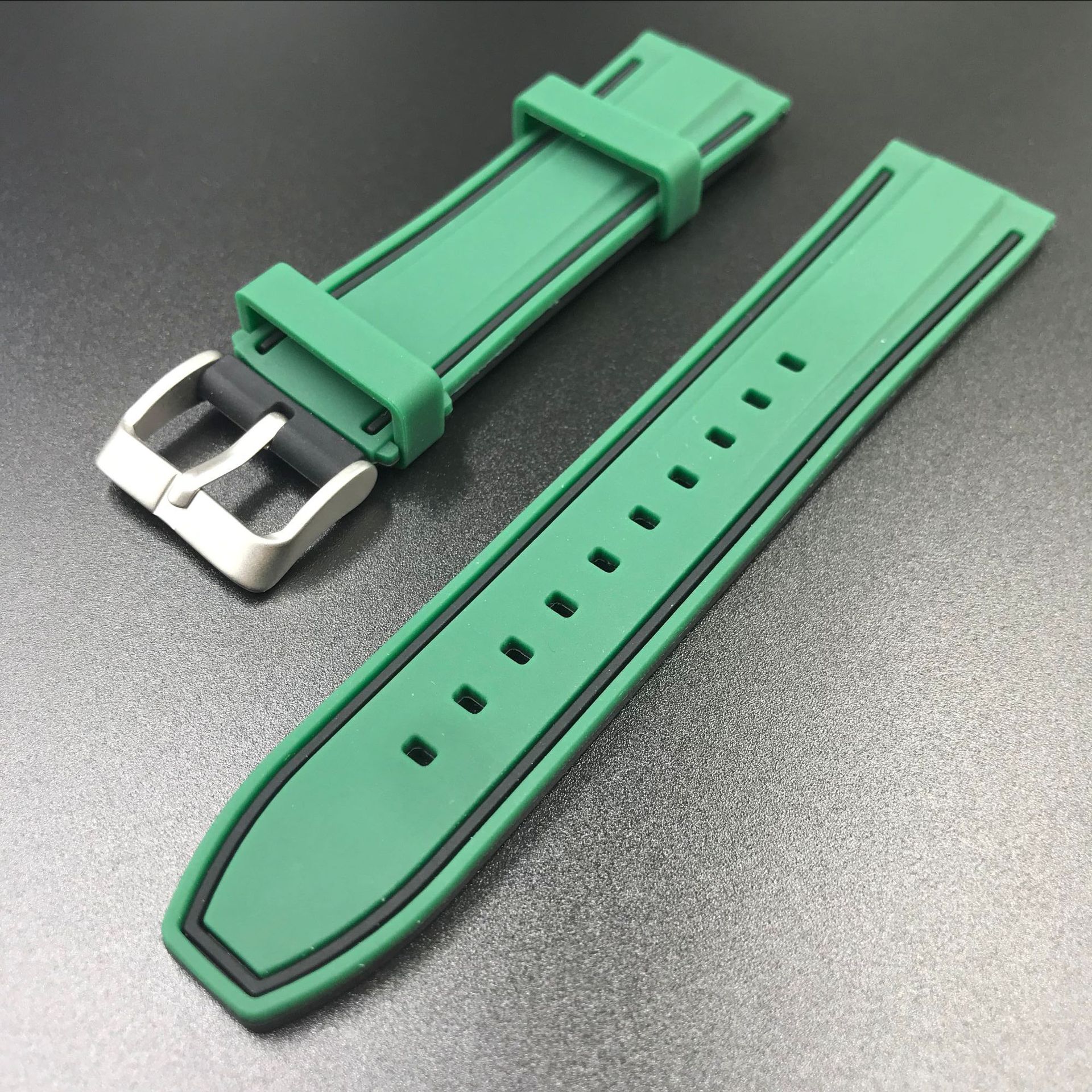 Universal de la correa de silicona transfronteriza interruptor de liberación rápida de dos colores banda de oído adaptador 20 22 24mm de silicona de dos colores Reloj