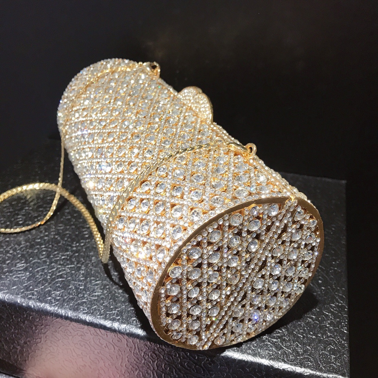 Nuevo paquete de cena de diamante cilíndrico transfronterizo bolsas de diamante de banquete europeas y estadounidenses bolsas de mano de metal vacío caja dura llena de bolsas de diamantes