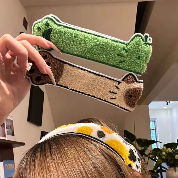 Soft and cute cartoon hugging cat long strip magic tape for women, sweet cat hair accessory for washing face, makeup, and hair styling, dual-use headband