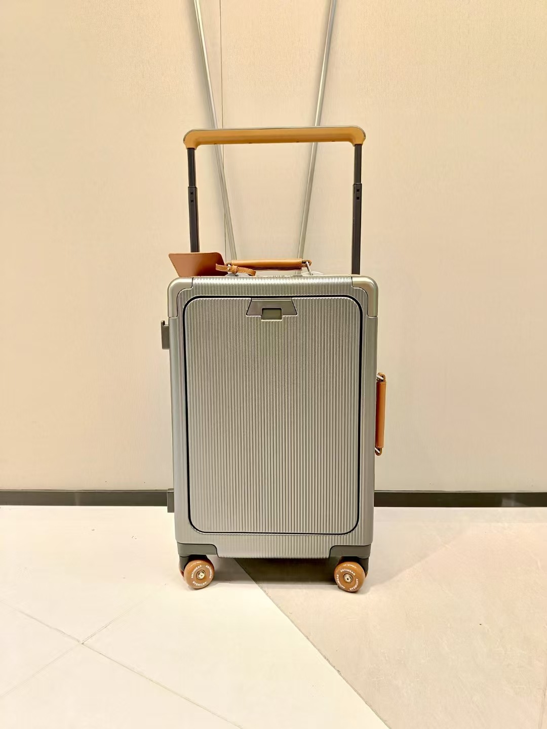 Gray brown (front-opening laptop compartment - usb + type-c charging ports + fluid infused roller wheels)