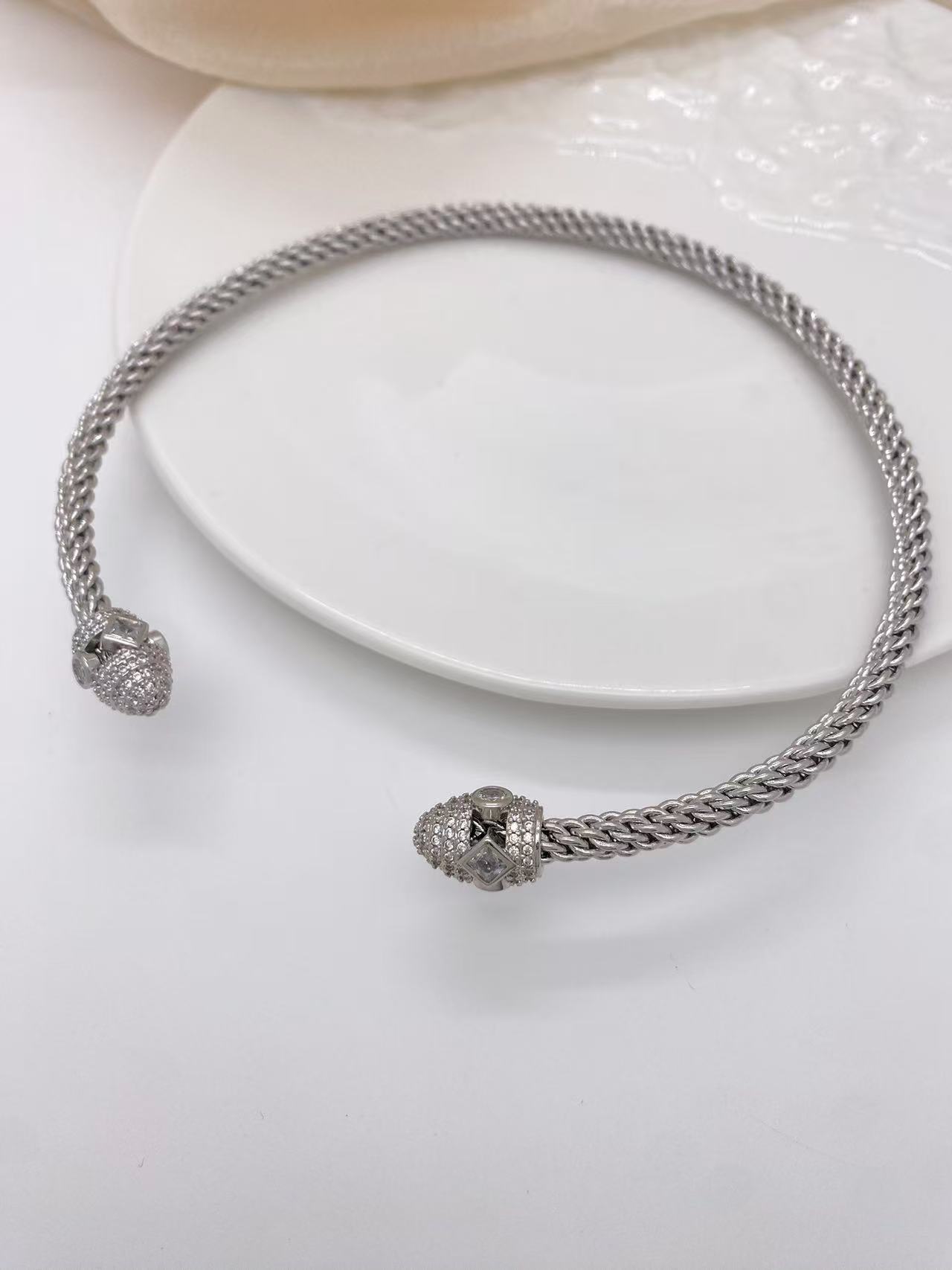 화이트 골드 칼라