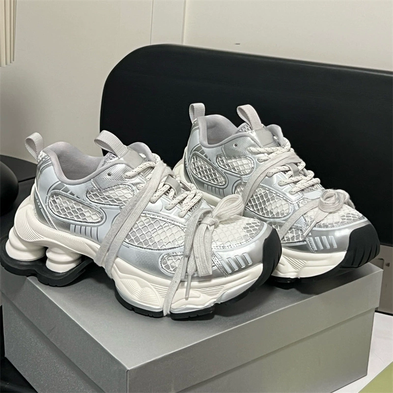 Обувь для женщин в стиле Лин Юнь: серебристые dad shoes 2025 лето, дышащая толстая подошва, увеличенная шнуровка, повседневная спортивная обувь