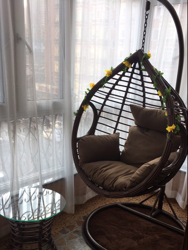 싱글 팔걸이 다크 브라운 거친 지원 + 쿠션 + 카펫이있는 커피 테이블