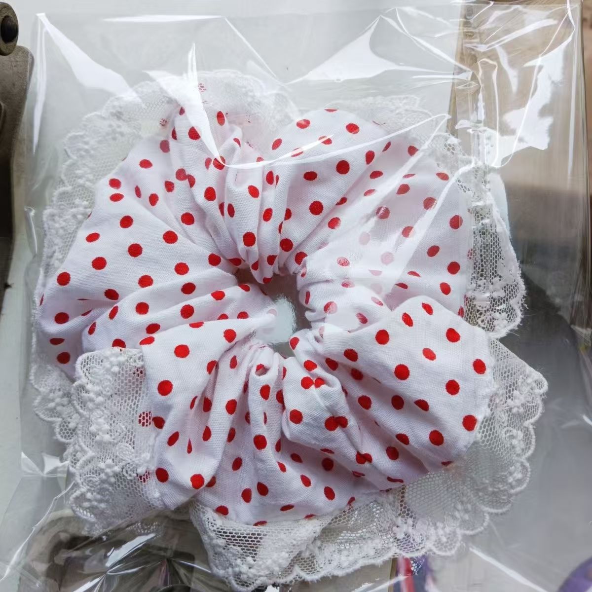 흰색 바탕에 빨간 물방울 무늬 레이스 헤어 타이