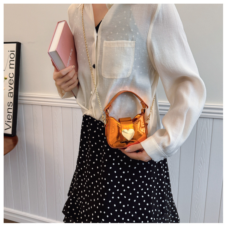 Unisex Pu Heart Shape Solid Color Elegant Streetwear Sewing Thread Square Hidden Buckle Shoulder Bag display picture 3