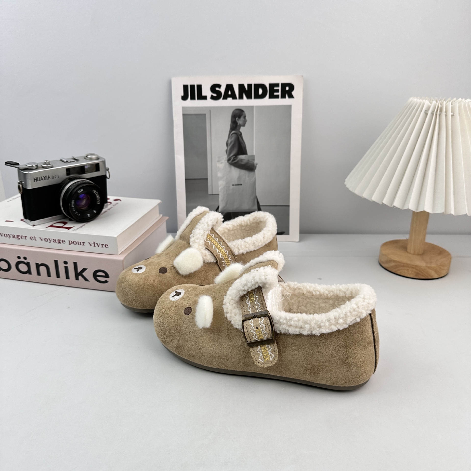Zapatos de invierno de peluche calientes de ondas más lejos incluyen zapatos de algodón de dibujos animados con zapatos de peluche de peluche para mujeres