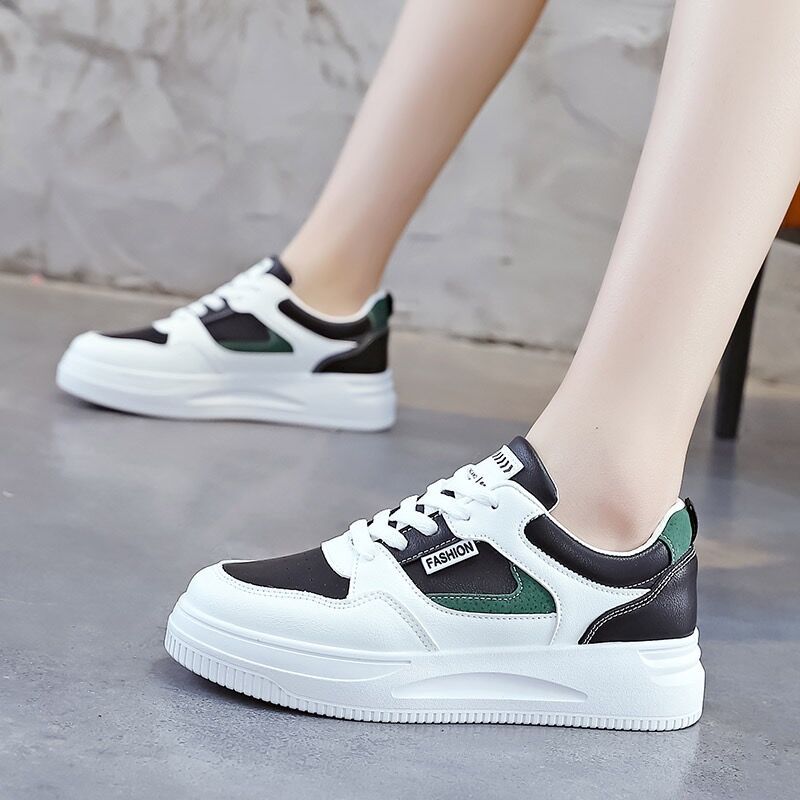 2026 primavera y otoño nuevo popular popular zapatos deportivos casuales de skate con suela gruesa zapatos blancos pequeños zapatos impermeables de cuero de mujer
