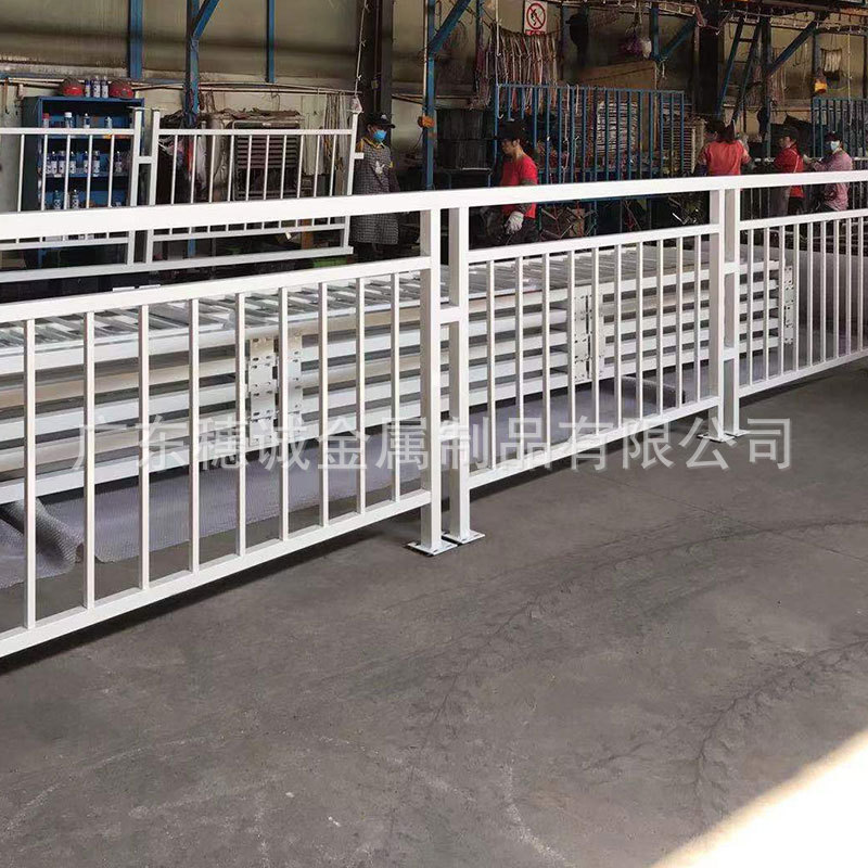 2022年热款深圳港式路侧护栏 深标l型护栏 甲型市政道路护栏