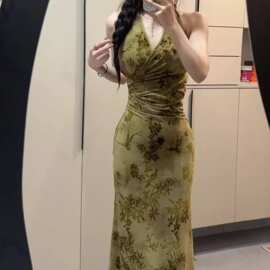 复古新中式V领挂脖连衣裙女2026夏季新款褶皱收腰包臀裙