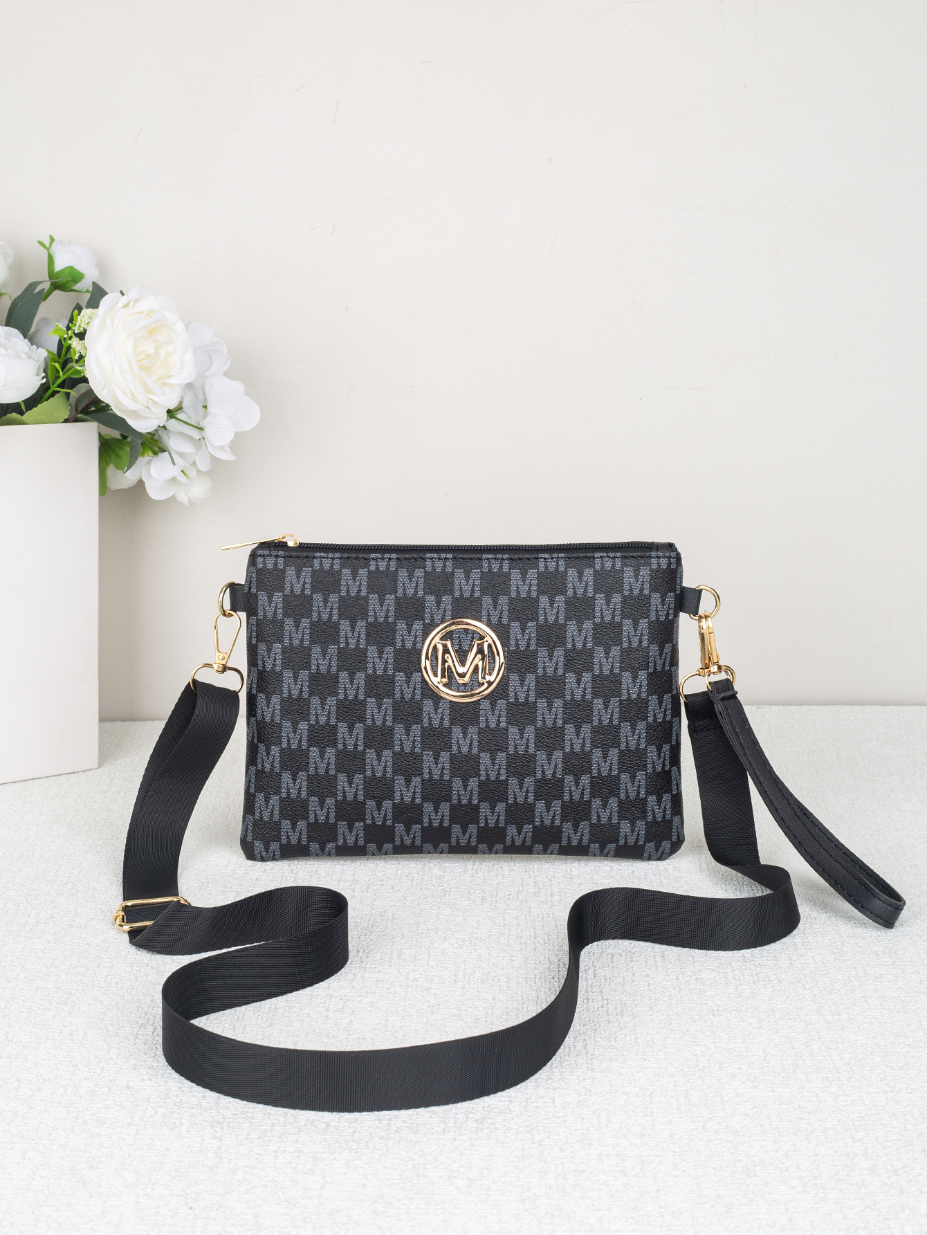 Vintage dames crossbodytas uit de lente van 2026 met geweven patroon en gouden M-logo, gepersonaliseerd portemonneetje._voghion.com
