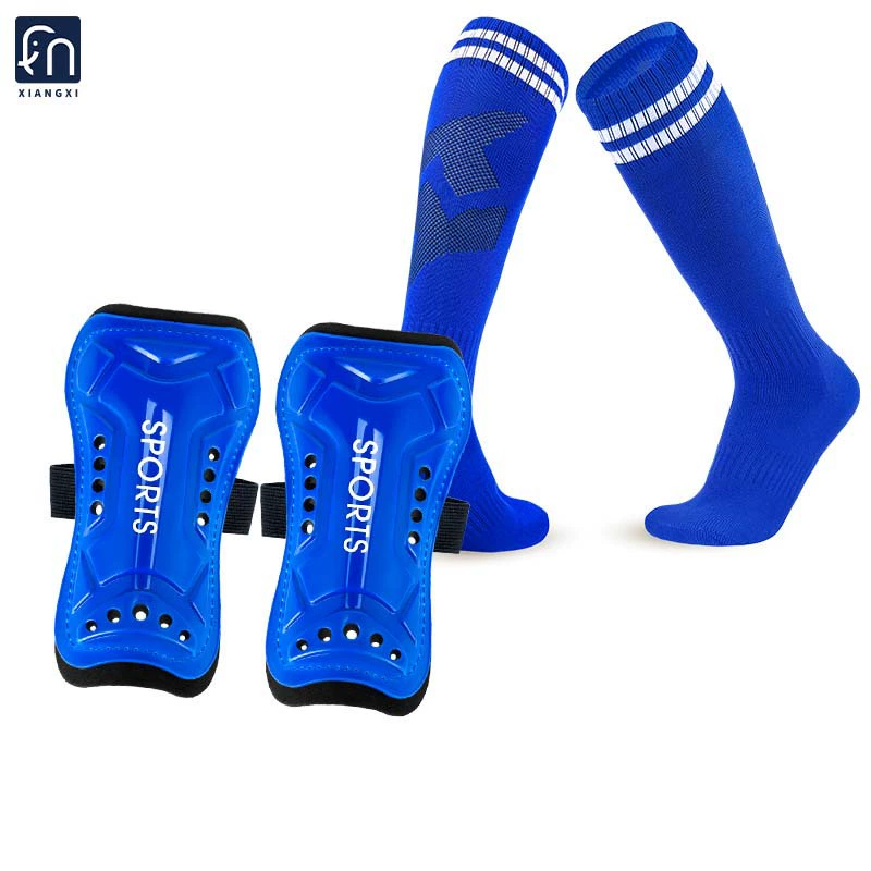 Прямые поставки с фабрики: комбинированный комплект защитного снаряжения для футбола, популярный на международном рынке, с ремешками, щитками для голени и длинными футбольными носками, возможна индивидуальная настройка.