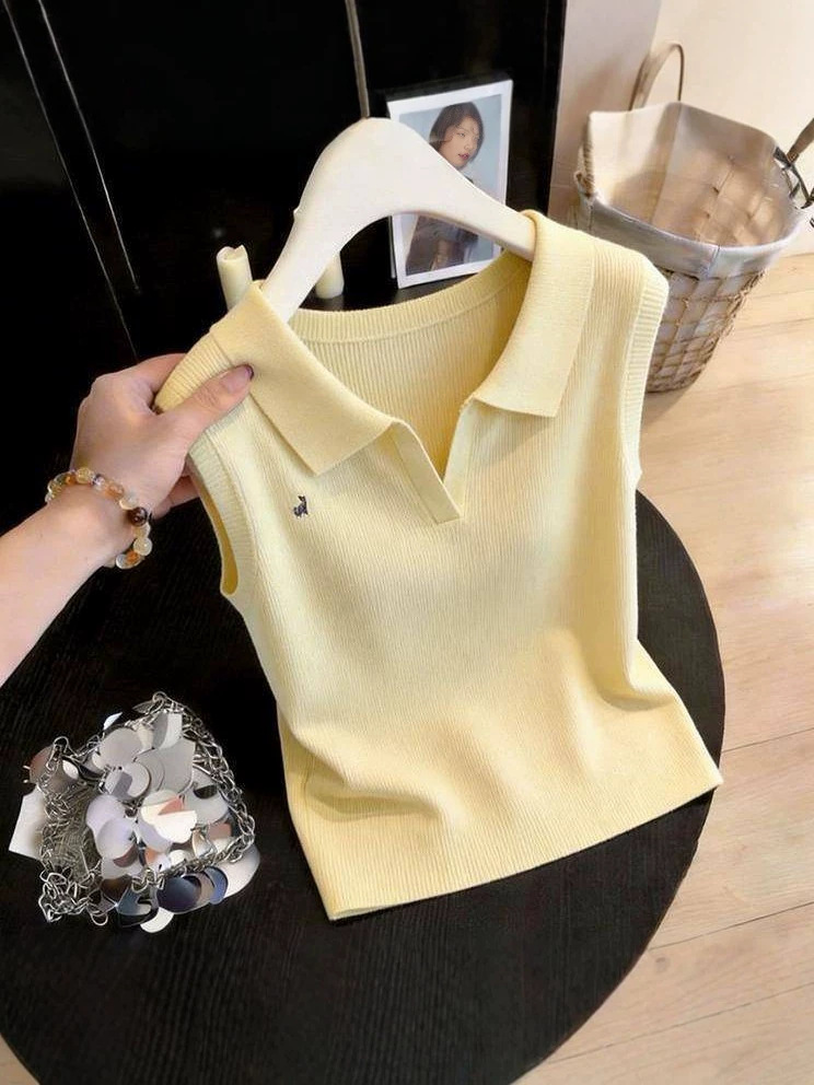 Áo croptop nữ cổ V thêu họa tiết, phom dáng ôm sát, không tay — màu vàng