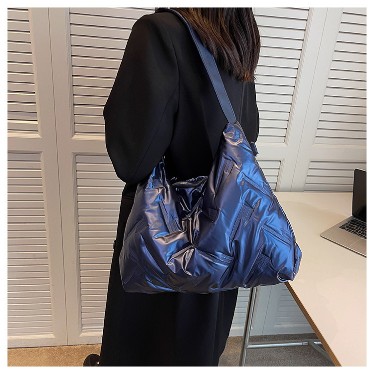 New Women's Bag Fashionable Large Capacity Shoulder Bag Women's 2023 Autumn/winter New Down Fabric Bag Trend Crossover Women's Bag_voghion.com